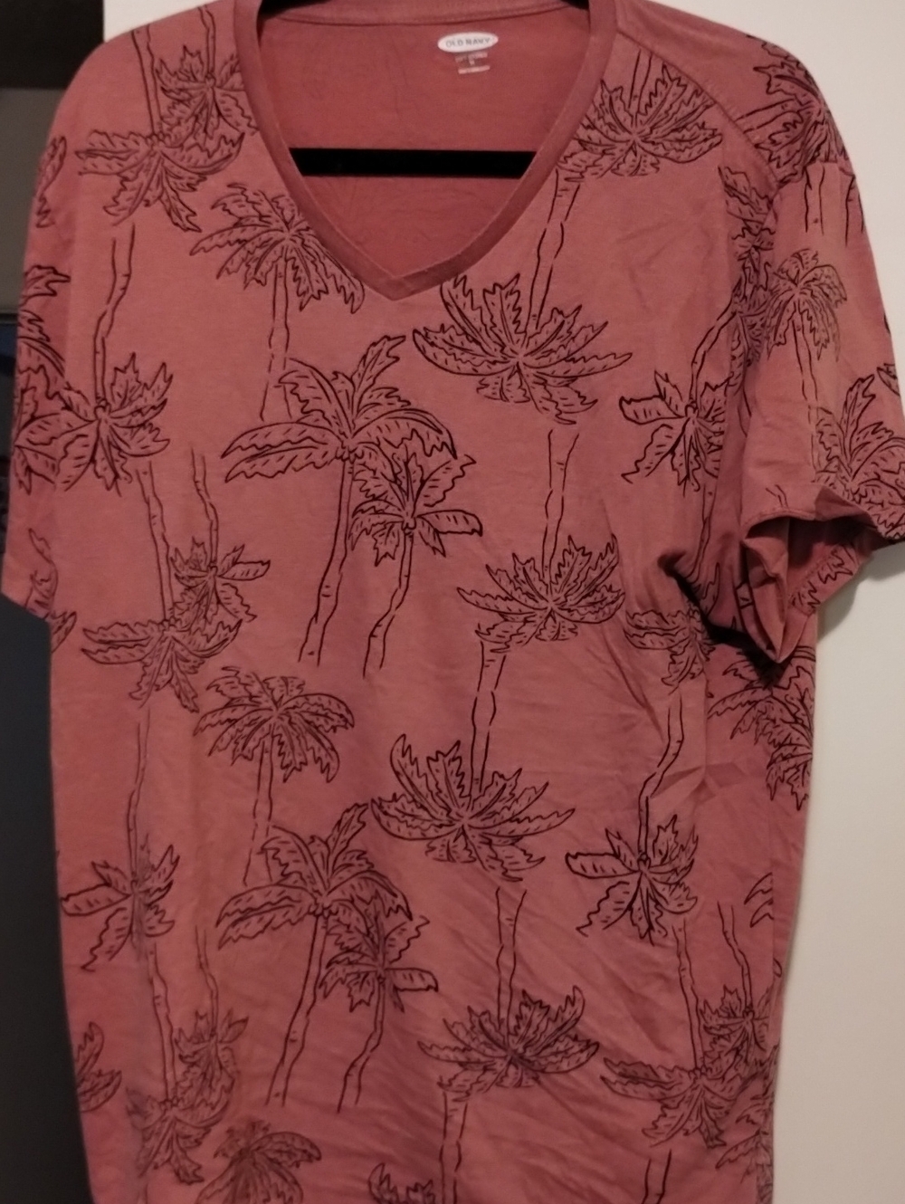 Old Navy Men's V-Neck Palm-Print Tee in Dusty Rose with Black Print Size Xlarge